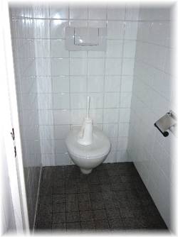 Zwei Toiletten für Herren in weiß