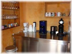 zwei Kaffemaschinen, ein Wasserkocher und Thermoskannen haben wir für Sie bereit